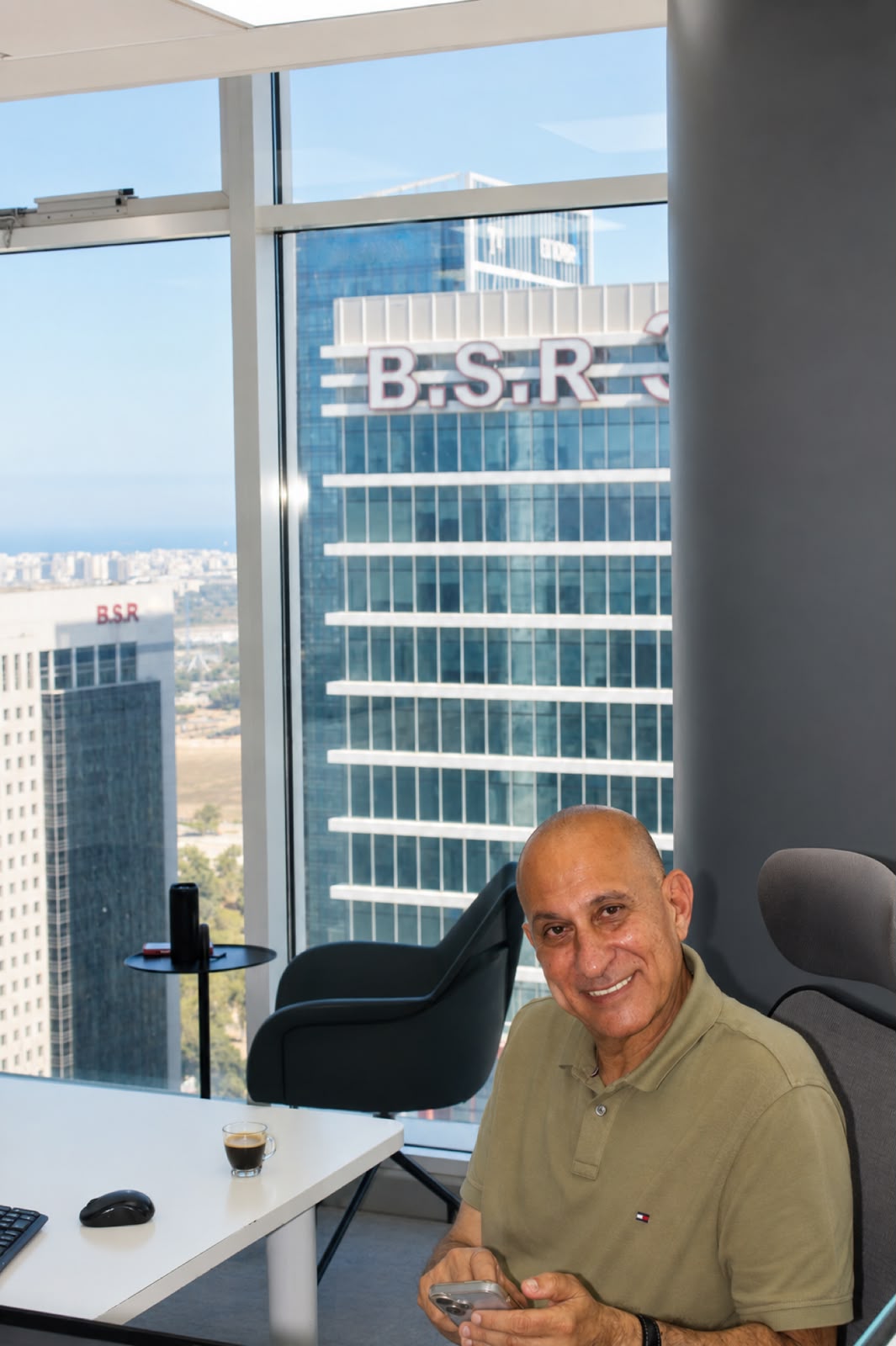 מאיר דוידי מאיר דוידי. תמונה במשרד.
